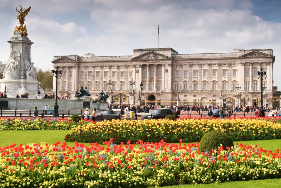 Buckingham Palace là nơi ở chính thức của Hoàng gia Anh với khoảng sân vườn lộng lẫy rất thích hợp để chụp ảnh