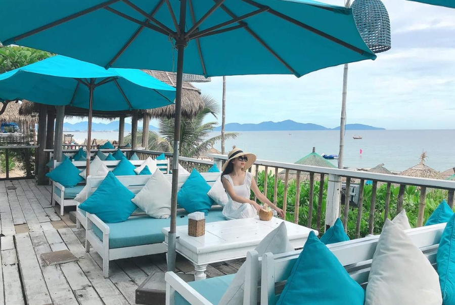 Tại biển An Bàng có nhiều quán cà phê view biển dành cho du khách trải nghiệm