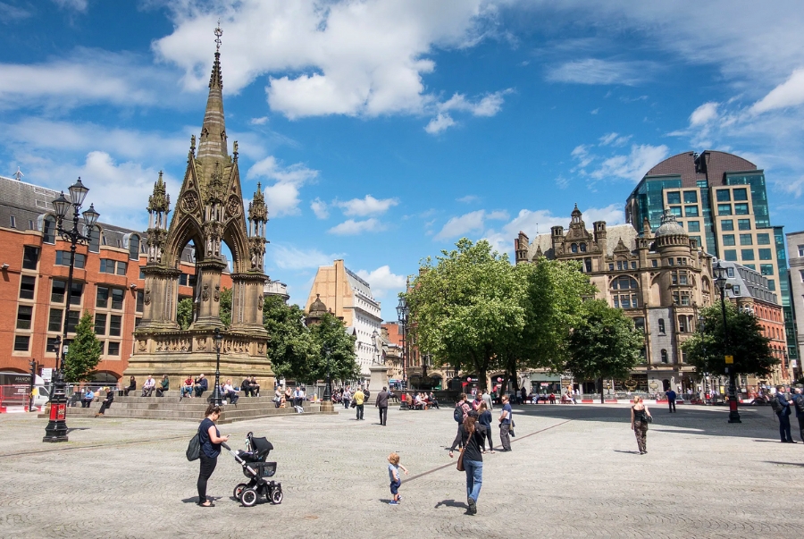 Quảng trường Albert Square là trái tim hành chính và văn hoá của Manchester