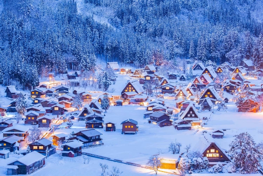Shirakawa go là ngôi làng cổ nổi tiếng với những mái nhà phủ đầy tuyết trắng tạo nên khung cảnh như truyện cổ tích