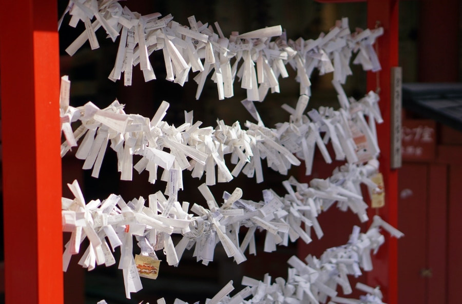 Omikuji là một trải nghiệm thú vị khi đi tour du lịch Nhật Bản