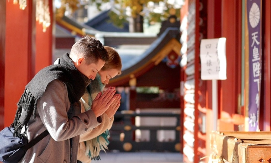 Khi đến chùa Phật giáo tại Nhật Bản, bạn cần giữ thái độ trang nghiêm và tôn trọng không gian linh thiêng. Dưới đây là những lưu ý khi đến đền chùa Nhật Bản mà bạn cần nhớ: