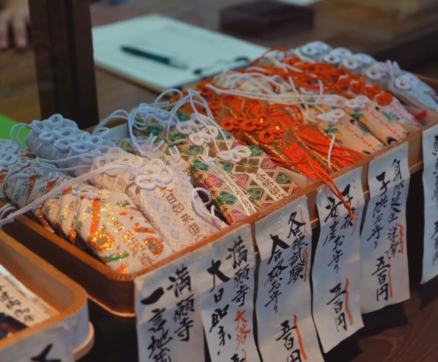 Bạn có thể mua các loại bùa hộ mệnh (Omamori) với nhiều ý nghĩa khác nhau như cầu an, tình duyên, công danh