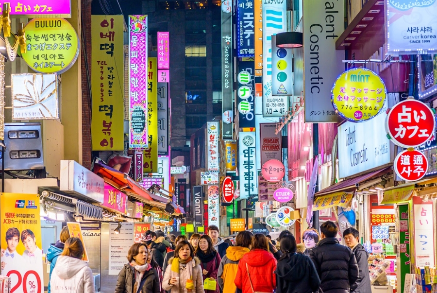 Myeongdong là khu phố mua sắm và ẩm thực sôi động bậc nhất của Seoul