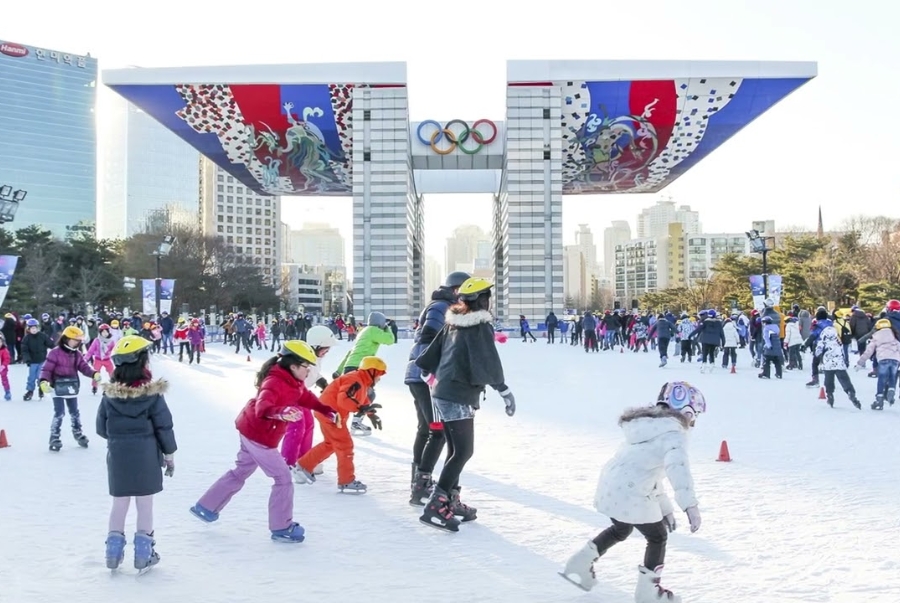 Trượt băng ngoài trời rất được yêu thích bởi những bạn trẻ