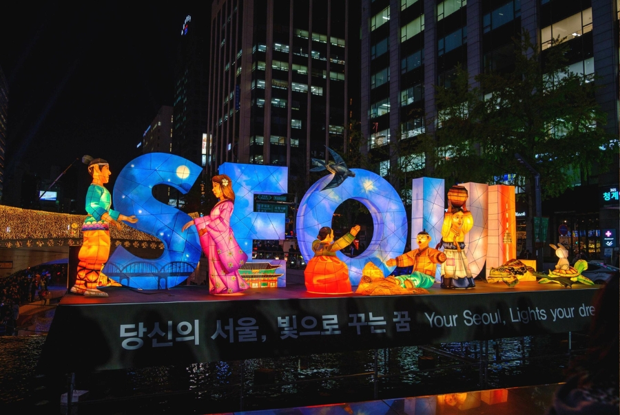 Lễ hội đèn lồng Seoul diễn ra dọc theo con suối Cheonggyecheon ở trung tâm thủ đô