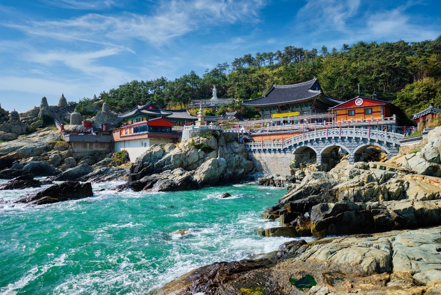 Đền sở hữu vị trí ấn tượng với vị thế "Tựa sơn hướng thủy"