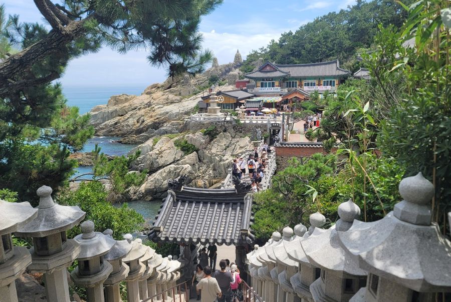 Cầu thang 108 bậc là địa điểm gắn liền với triết lý tu tập của Phật giáo