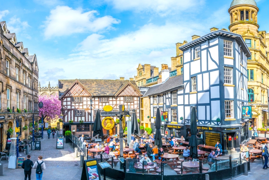 Manchester phản ánh rất rõ nhịp sống hiện đại pha trộn cùng chiều sâu lịch sử công nghiệp