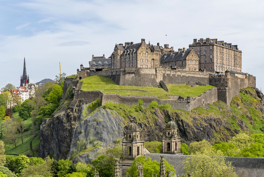 Lâu đài Edinburgh tọa lạc trên đỉnh Castle Rock
