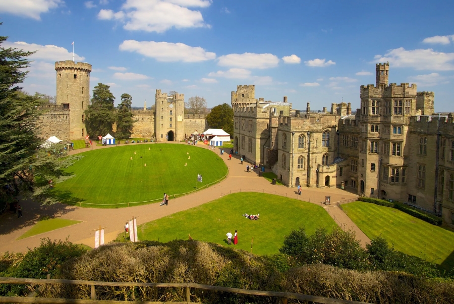 Lâu đài Warwick là một trong những lâu đài trung cổ tiêu biểu nằm bên bờ sông Avon