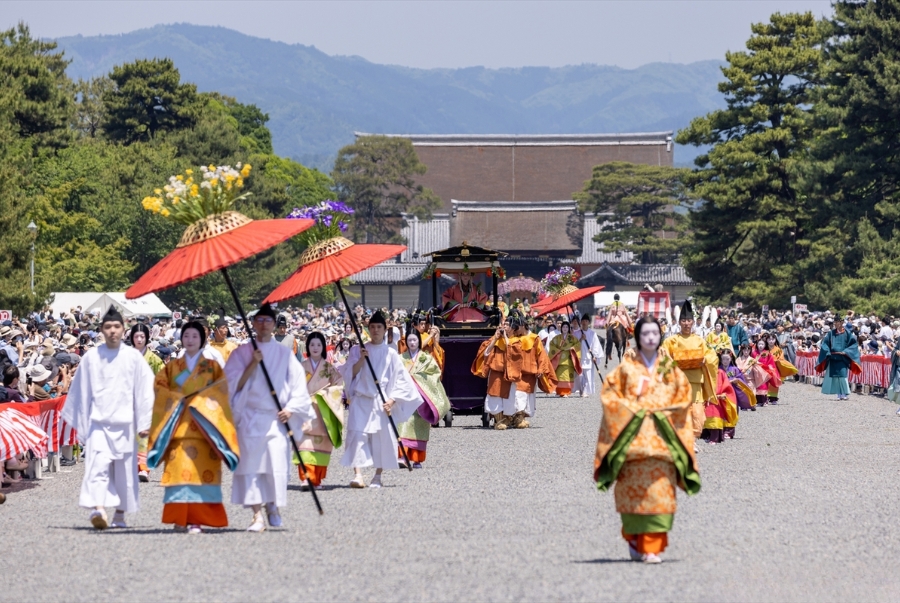 Aoi Matsuri là một trong những lễ hội cổ xưa nhất của Kyoto với cuộc diễu hành quy mô lớn tái hiện sinh hoạt cung đình thời Heian