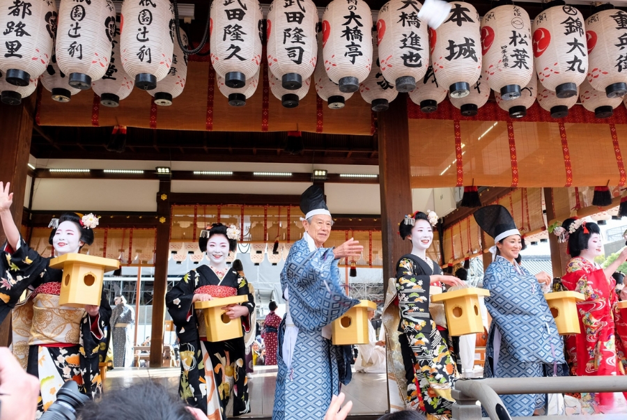 Hoạt động đặc trưng của Setsubun là nghi thức ném đậu rang với ý nghĩa xua đuổi tà ma