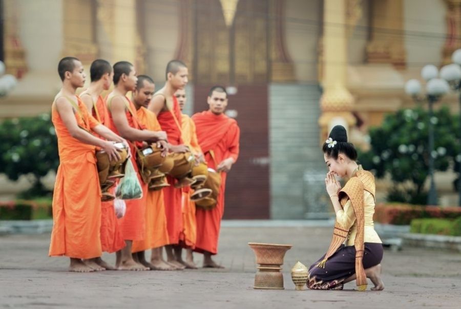 Luôn tôn trọng và giữ khoảng cách phù hợp khi tiếp xúc với các nhà sư