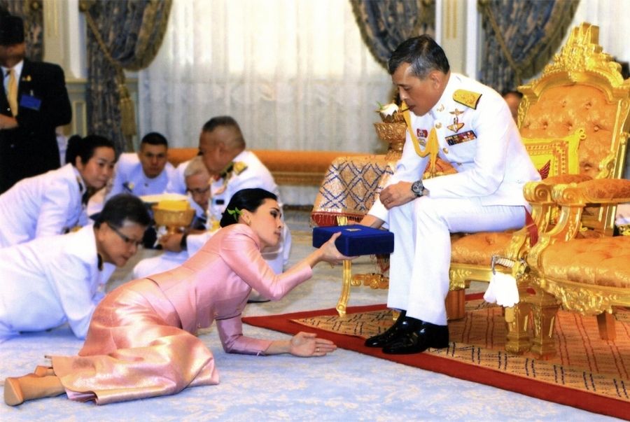 Hoàng gia Thái Lan được người dân vô cùng kính trọng, mọi hành động thiếu tôn nghiêm đều bị cấm