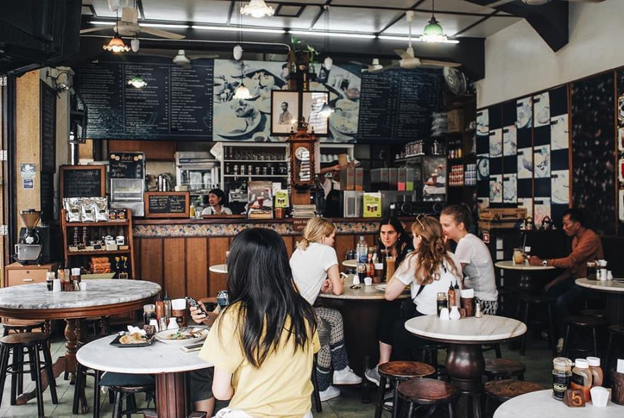 Đến nơi công cộng du khách nên trò chuyện nhỏ nhẹ tránh ảnh hưởng đến mọi người xung quanh