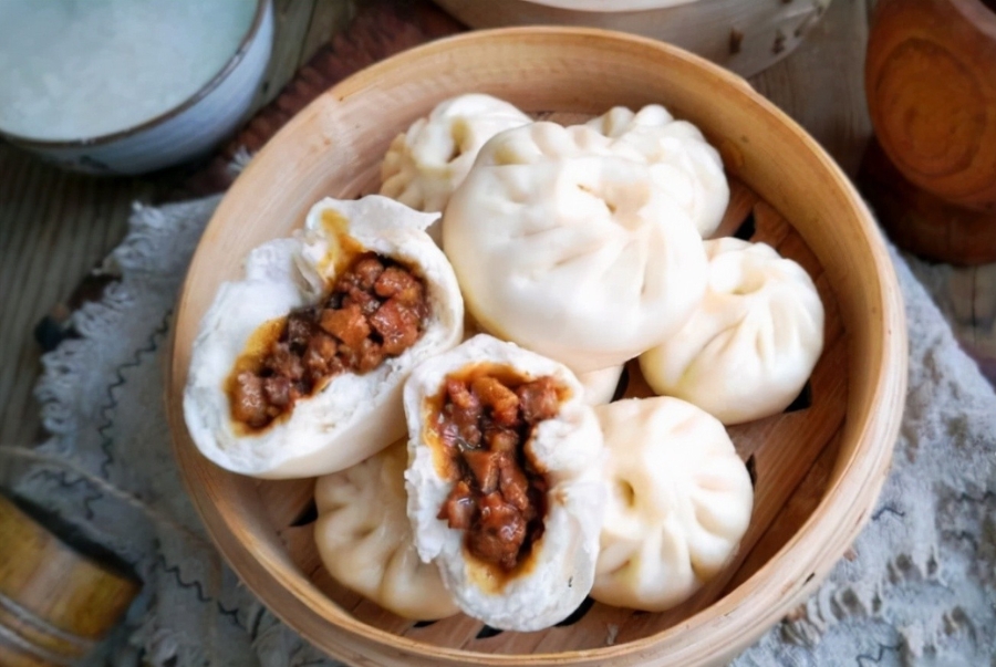 Bánh bao hấp nhân thịt là món ăn truyền thống phổ biến của người dân nơi đây đặc biệt là vào những ngày lễ Tết