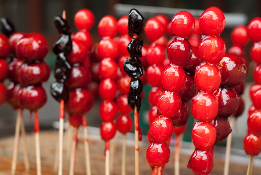 Kẹo hồ lô là món ăn vặt rất được yêu thích dễ dàng tìm thấy tại các khu phố và khu chợ đêm