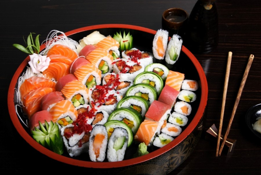 Sự đa dạng của sushi Nhật Bản khiến du khách dễ dàng lựa chọn
