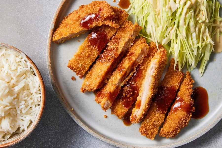 Tonkatsu là món thịt heo chiên xù quen thuộc của người dân Tokyo