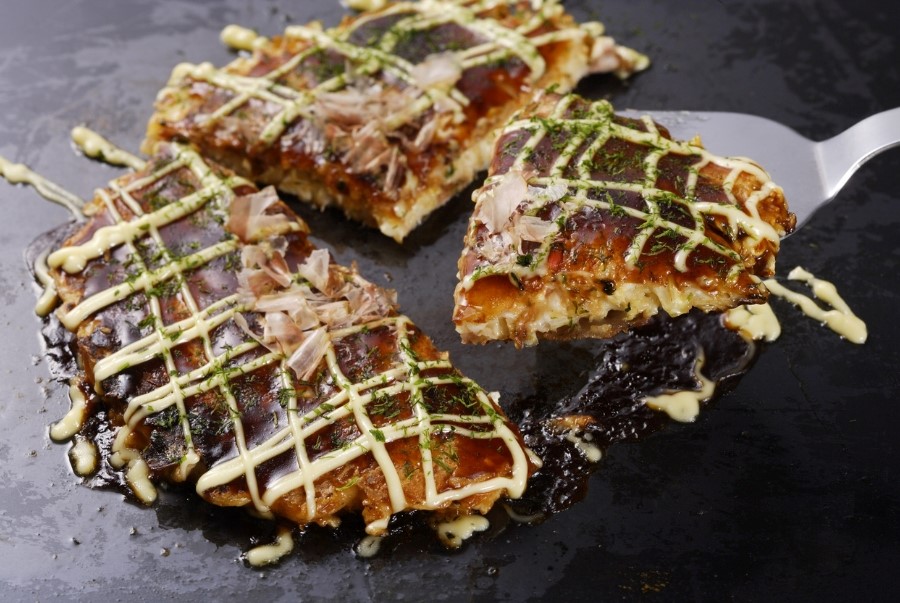 Okonomiyaki có kết cấu mềm bên trong nhưng vẫn giữ được độ săn nhẹ khi áp chảo
