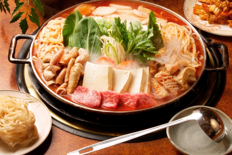 Nabe là một món lẩu với hương vị ngọt thanh từ rau củ kết hợp với chút vị béo của thịt