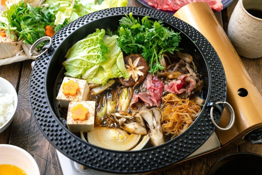 Sukiyaki là món lẩu bò đặc trưng của Nhật Bản với phần nước sốt warishita đặc biệt