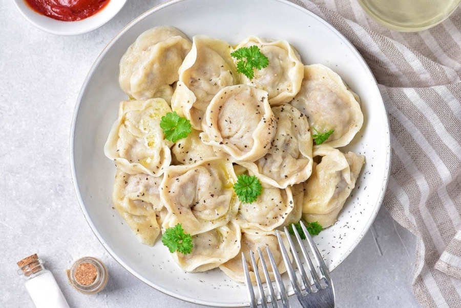 Pelmeni là món bánh nhân thịt có hình dáng khá giống sủi cảo