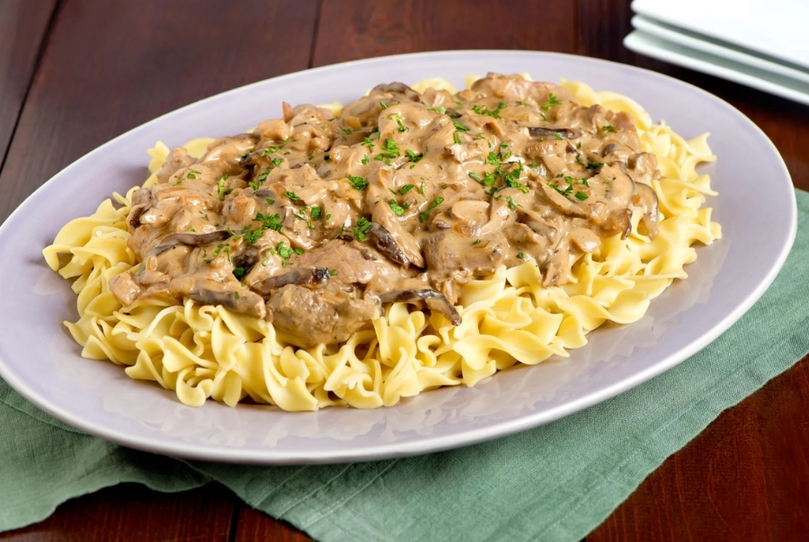 Beef Stroganoff là món thịt bò hầm