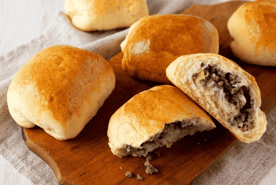 Pirozhki là loại bánh với phần nhân đa dạng bên trong