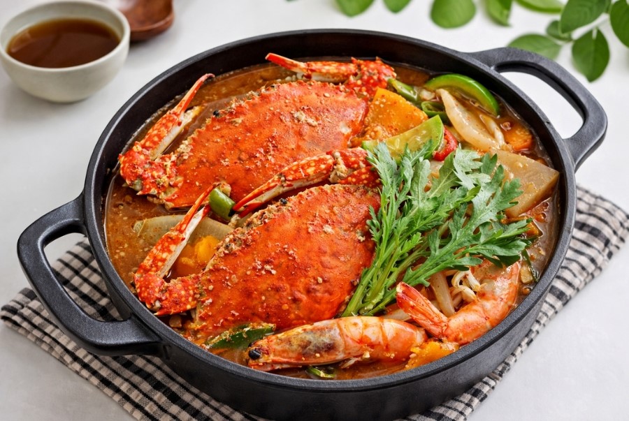 Một phần canh cua biển mát lành với nhiều nguyên liệu tươi mới