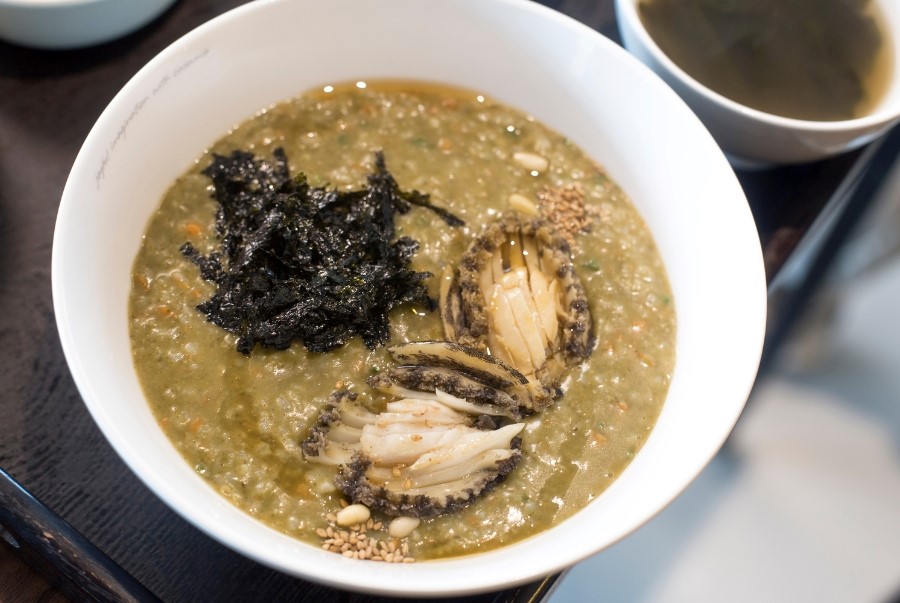 Cháo bào ngư là một trong những món ăn tiêu biểu và lâu đời nhất của Jeju
