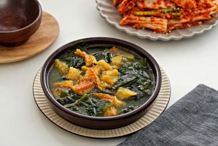 Canh rong biển hải sản là món ăn đặc trưng nổi tiếng của Hàn Quốc