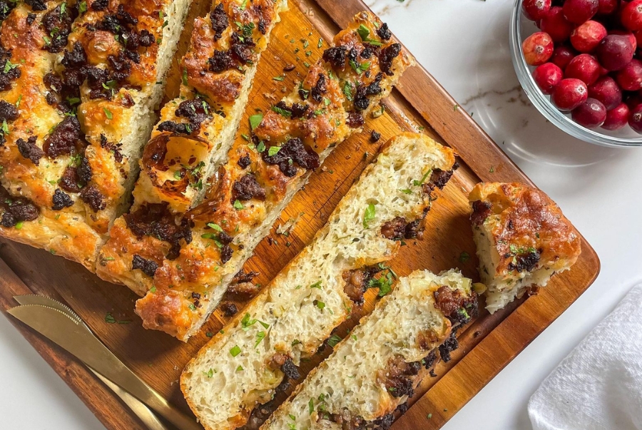 Focaccia là bánh mì dẹt truyền thống của Ý