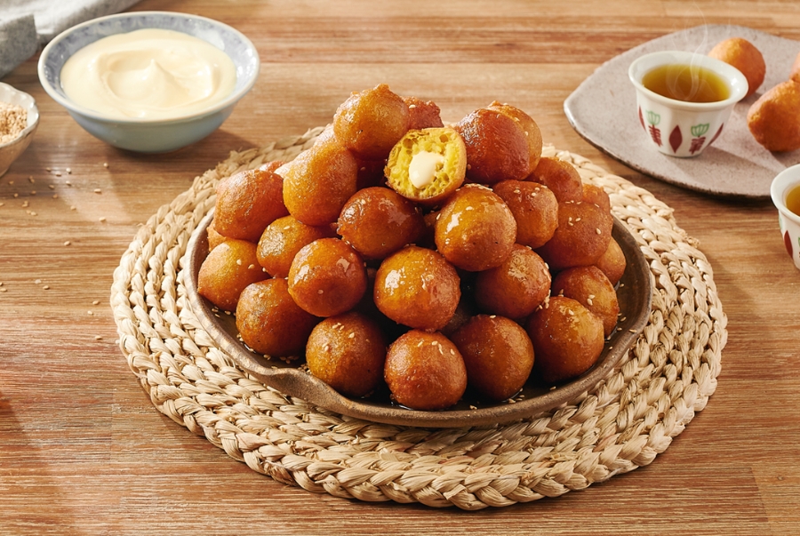 Luqaimat là món tráng miệng truyền thống của Dubai với những viên bánh nhỏ được làm từ bột mì sữa