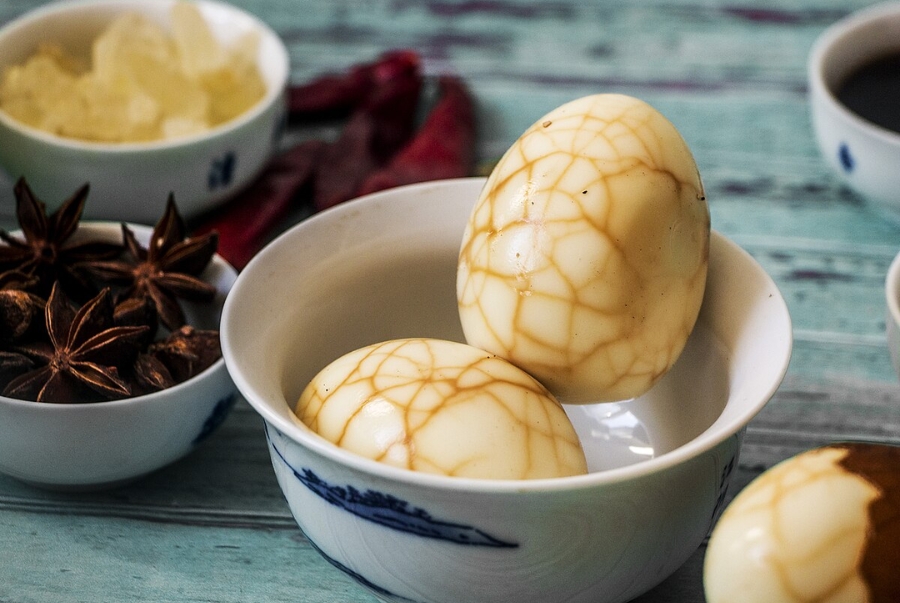 Trứng luộc trà được luộc cùng trà đen và các loại gia vị truyền thống khác