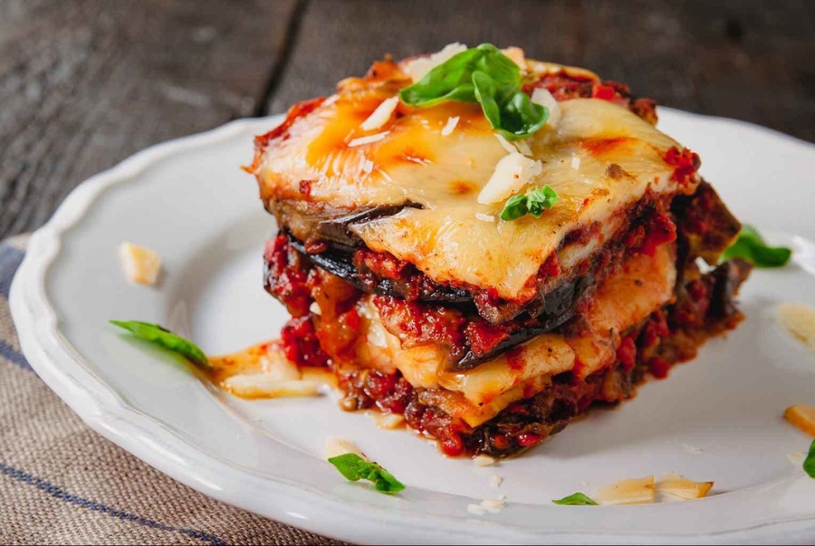 Món Parmigiana với lớp phô mai kéo sợi cùng sốt cà chua đậm vị