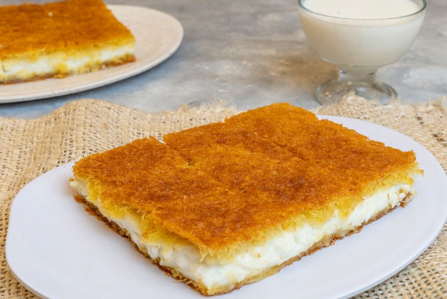 Konafa là món bánh tráng miệng truyền thống với lớp nhân kem sữa béo ngậy