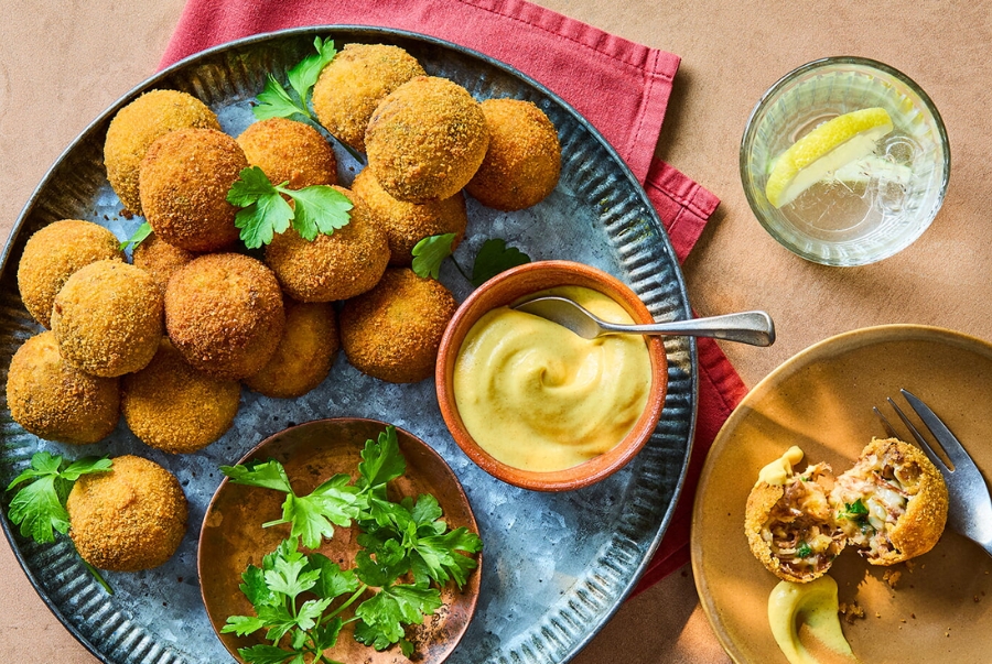 Bitterballen thường dùng như món khai vị