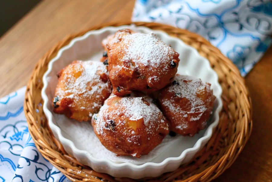 Oliebollen là món bánh chiên truyền thống thường dùng trong các dịp lễ hội
