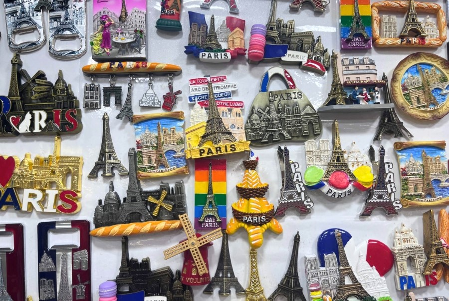 Những món đồ lưu niệm phổ biến và dễ mua nhất khi đi du lịch Paris