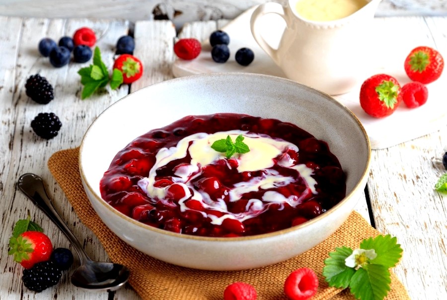 Màu đỏ đặc trưng của món Rote Grütze khi được làm từ các loại quả mọng