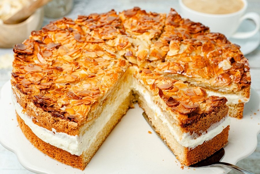 Bienenstich là món bánh hạnh nhân caramel nổi tiếng với lớp phủ giòn hấp dẫn