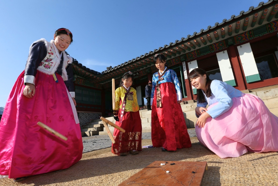 Trò chơi ném gỗ là trò chơi truyền thống mang ý nghĩa cầu may mắn