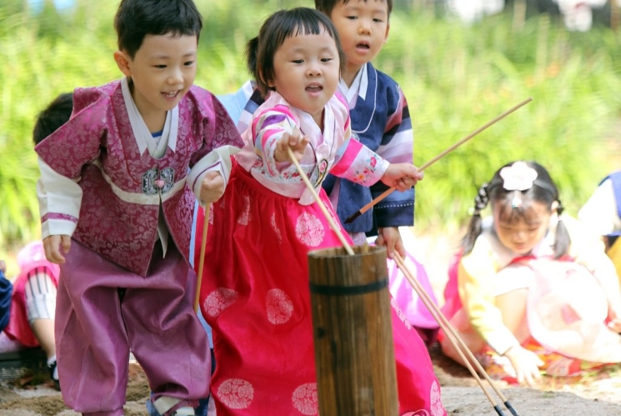 Người Hàn tin rằng nếu ném trúng nhiều lần trong trò Tuho sẽ gặp nhiều may mắn trong năm mới