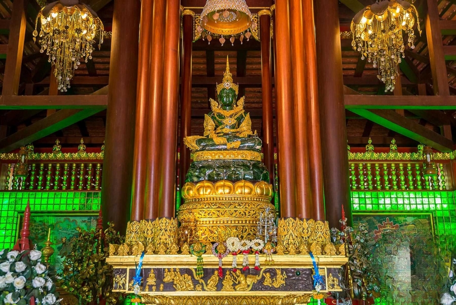 Điểm nhấn của Wat Phra Kaew là tượng Phật Ngọc trong chính điện