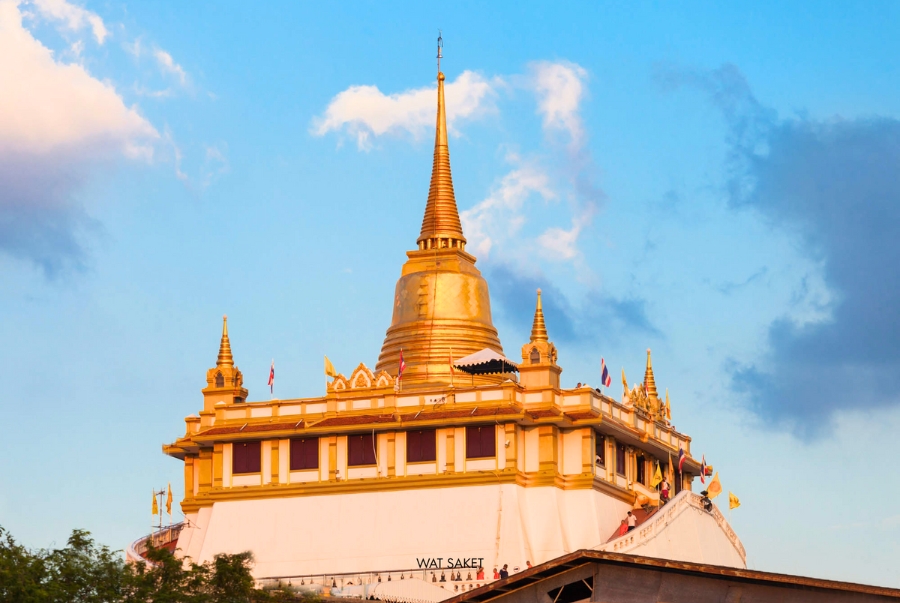 Wat Saket nằm trên đỉnh đồi nhân tạo cao khoảng 80 mét giữa lòng thành phố