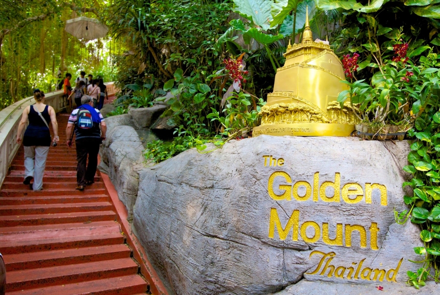 Từ chân đồi du khách phải đi qua hơn 300 bậc thang uốn quanh sườn núi để lên bảo tháp