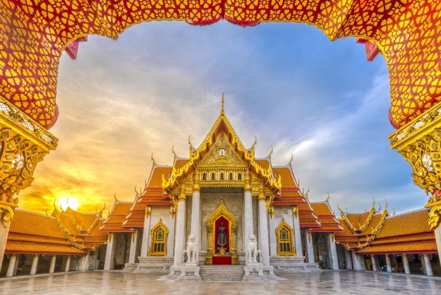 Chính điện Chùa Wat Benchamabophit ở Bangkok nổi bật với kiến trúc đá cẩm thạch trắng