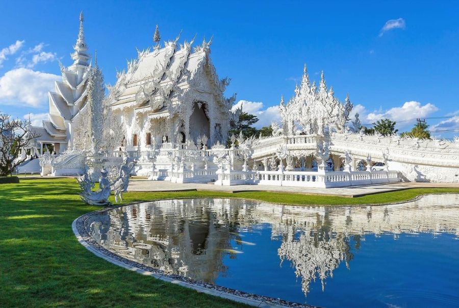 Chùa Wat Rong Khun ở Chiang Rai khoác lên mình một màu trắng tinh khôi
